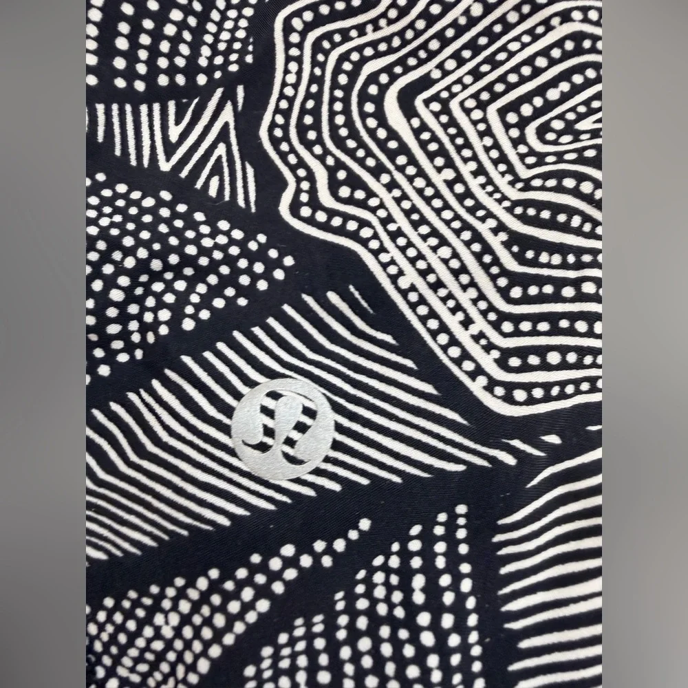 Lululemon Women’s Black and White Patterned Sculpt Tank in Great Condition - Picture 5 of 5